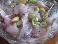 「老爸下厨」酸菜鱼做法图解7)
