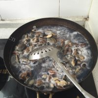 美味的麻辣花蛤做法图解1)