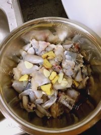热腾腾的泡椒田鸡做法图解2)