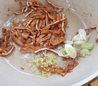 家常菜香干炒韭菜做法图解6)
