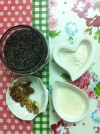 美味的核桃芝麻糊做法图解1)