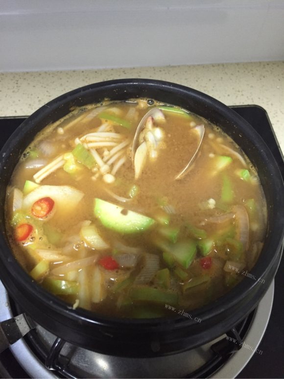 色泽鲜亮的韩国大酱汤