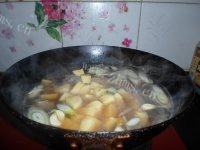 味道不错的排骨炖土豆做法图解5)