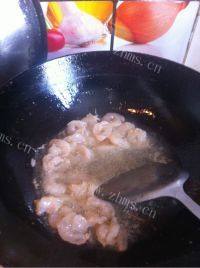家常菜豌豆炒虾仁做法图解7)