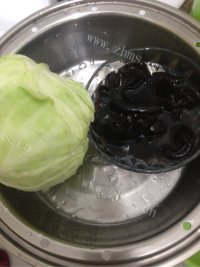 营养甘蓝炒木耳做法图解1)