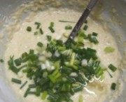自制糯香豆渣煎饼做法图解2)