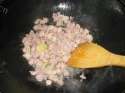 美味的鸭肉皮蛋粥做法图解2)