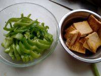 家常菜青椒炒豆腐做法图解1)