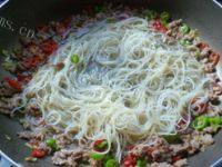 诱人的肉末粉丝做法图解8)