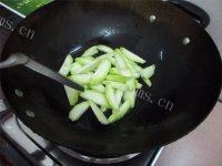营养丰富的丝瓜瘦肉汤做法图解3)