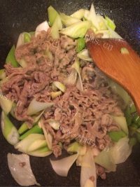 营养丰富的葱爆羊肉做法图解10)