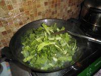 家常菜小白菜炒肉做法图解6)