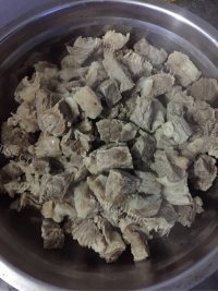 美味营养的牛腩炖萝卜做法图解2)