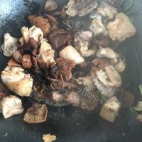 美味的鸡大腿炖蘑菇粉条的做法图解六