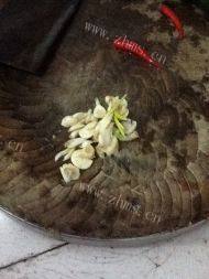爽口的黄瓜炒肉片做法图解2)
