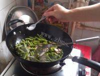 家常菜肉片炒四季豆做法图解7)