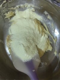 自制鲜奶雪露面包做法图解21)