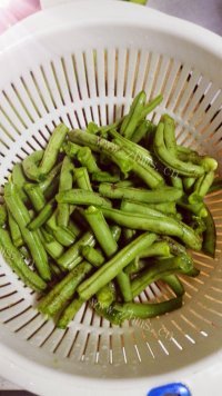 家常菜干煸四季豆做法图解1)