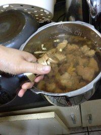 美味的番茄玉米排骨汤做法图解4)