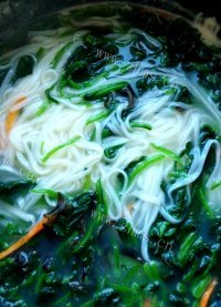 美味菠菜蛤蜊鲜汤面做法图解4)