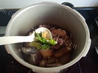 鲜嫩美味浓郁的咖喱羊肉煲做法图解4)