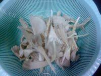 美味的平菇肉片汤做法图解2)