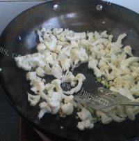 家常菜肉片炒菜花做法图解5)