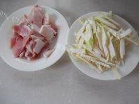 家常茭白炒肉片做法图解2)