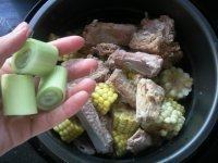 色味俱佳的玉米炖排骨做法图解8)