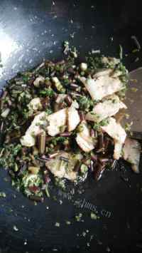 色泽鲜艳的野菜炒肉做法图解8)