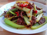 家常菜芹菜炒牛肉