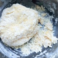 喷香的韭菜盒子做法图解8)
