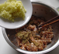 美味茄子肉馅饺子做法图解7)