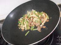 家常芹菜香干炒肉做法图解9)