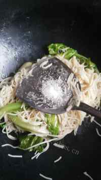 美味的生菜葱花炒面做法图解7)