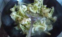 干锅菜花做法图解5)