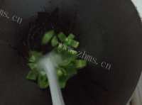 家常菜青椒炒猪肉做法图解4)