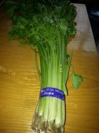 自制猪肉芹菜馅饺子做法图解2)