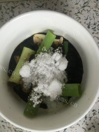 好吃的黄焖土豆鸡块做法图解2)
