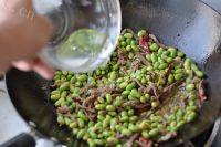 食欲满满的肉丝炒毛豆做法图解8)