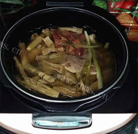 下饭必备的烤笋鸭肉火腿煲做法图解11)