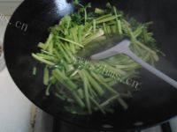 「念念不忘」芹菜炒肉丝做法图解6)
