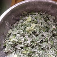 简单的粉蒸芹菜叶做法图解3)