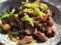 色泽鲜亮的芹菜炒牛肉