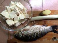 家常鲫鱼豆腐汤做法图解1)