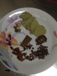 鲜美可口的红烧肉炖土豆做法图解7)