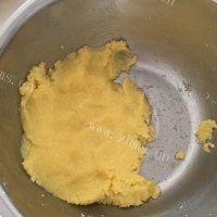 自制椰蓉花型面包做法图解3)