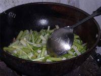 家常菜肉末炒芹菜做法图解6)