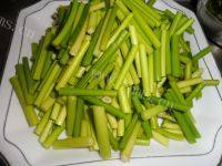 家常菜蒜薹木耳炒肉丝做法图解2)