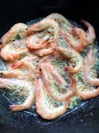 回味无穷的香辣干锅鸡翅虾做法图解7)